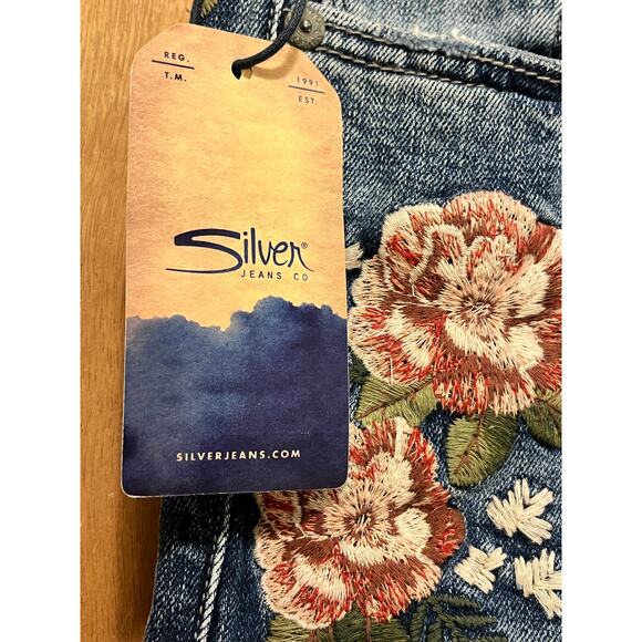 Silver Jeans NWT Women’s Mazy Slim Crop Size W:30 L:25 Embroidered Roses Denim - Picture 11 of 16